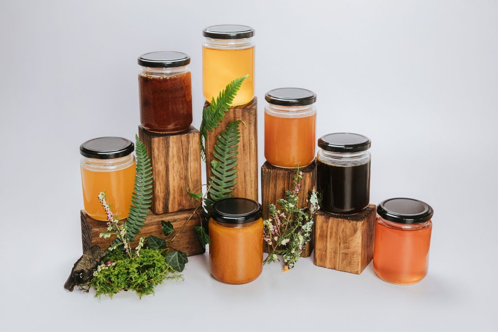 Photographie culinaire du foie gras de chalosse dasn un décor stylisé un peu rustique.